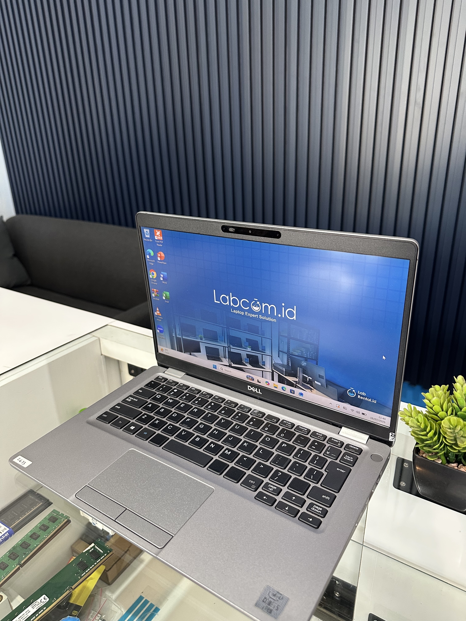 Dell Latitude 5310 Prosesor Intel Core i5-10310U up to 4.4 GHz RAM 8 GB DDR4 up to 32 GB (2 Slot) 2667 MHz SSD 256 GB NVMe VGA Intel UHD Graphics 620 13.3" FHD Win 11